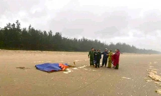 Phát hiện thi thể đang phân hủy trôi vào bờ biển nghi là ngư dân vụ chìm tàu 11 ngày trước
