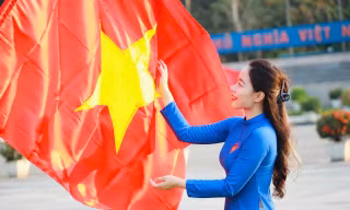 Khoảnh khắc đẹp của người trẻ dịp 30/4