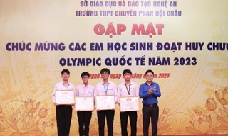 Nghệ An thưởng hơn 600 triệu đồng cho thầy trò giành huy chương quốc tế