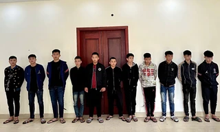 Bắt nhóm thanh thiếu niên mang kiếm, súng để 'giải quyết mâu thuẫn'