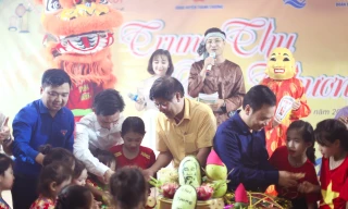 Mang Trung thu yêu thương đến thiếu nhi vùng tái định cư