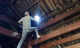 Nổ mìn mỏ đá văng thủng nhiều mái nhà dân, cháu bé hơn 1 tuổi bị thương 