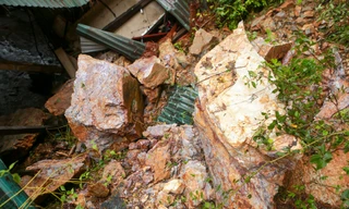 Nhiều tảng đá lớn từ núi Dũng Quyết đổ sập xuống nhà dân 