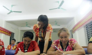 Lớp học đặc biệt toàn các bà, các mẹ ở vùng cao Nghệ An