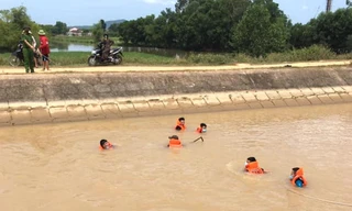 Tìm thấy thi thể người phụ nữ nghi để xe ô tô trên bờ rồi nhảy sông tự tử