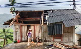 Mưa đá, lốc xoáy giật tung hàng chục mái nhà dân ở Nghệ An