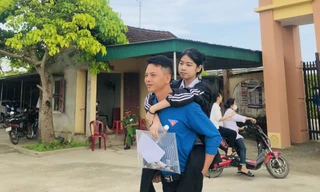Nữ sinh khuyết tật được thanh niên tình nguyện cõng vào phòng thi
