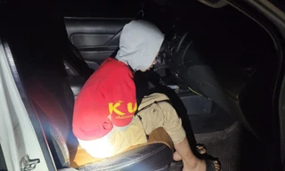 Phát hiện bé trai co ro ở đường lúc nửa đêm, CSGT giúp đưa về nhà