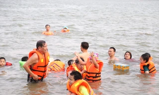 Nắng nóng 40 độ C, người dân đưa con ra sông Lam tắm 'giải nhiệt'
