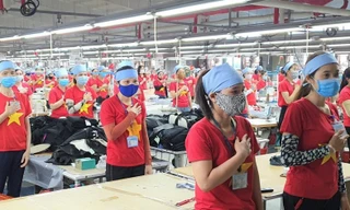 Hàng nghìn người công ty may Hàn Quốc mặc áo đỏ sao vàng hát Quốc ca Việt Nam