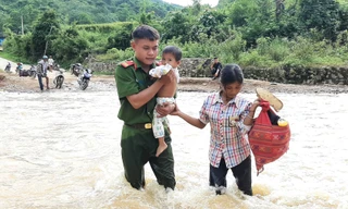 Hình ảnh đẹp cán bộ, chiến sĩ công an xung kích giúp người dân vùng lũ