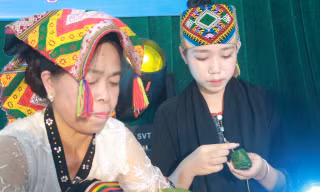 Xem các cô gái Thái thi gói bánh sừng trâu, trình diễn trang phục dân tộc