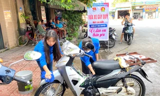 Một ngày rửa xe thu tiền triệu, bạn trẻ gây quỹ tặng trẻ em nghèo 