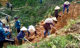 Đường ‘đứt đôi’ sau mưa lũ, dân bản đào đất, vác đá mở đường tạm