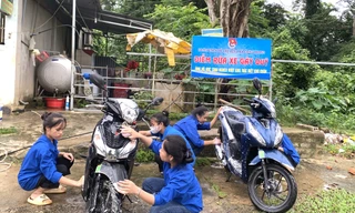 Rửa xe, bán tranh đá gây quỹ tiếp sức trẻ em nghèo đến trường