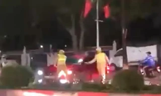 Triệu tập tài xế ôtô tông tổ CSGT, vượt chốt đo nồng độ cồn 