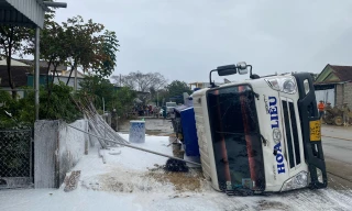 Lật xe bồn chở xăng ở Nghệ An, nhiều hộ dân phải di dời