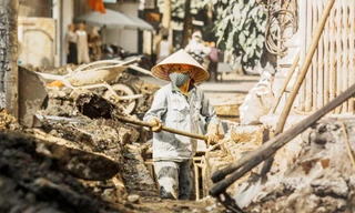 Người dân mướt mồ hôi mưu sinh giữa 'chảo lửa'