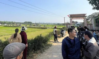 Xe máy bốc cháy sau khi đâm đổ cổng bê tông, một người tử vong