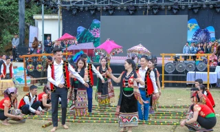 Hàng vạn người đến lễ hội Hang Bua