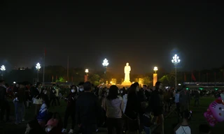 Hàng ngàn người tới Quảng trường Hồ Chí Minh đón chào năm mới 2024