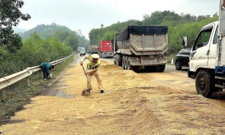 CSGT xúc cát ngăn vết dầu loang trên quốc lộ