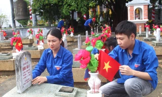 ‘Áo xanh’ chỉnh trang khuôn viên Nghĩa trang liệt sĩ quốc tế Việt Lào 