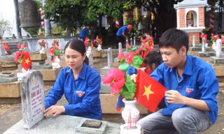 ‘Áo xanh’ chỉnh trang khuôn viên Nghĩa trang liệt sĩ quốc tế Việt Lào 