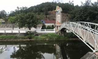 Kênh nhà Lê đoạn chảy qua địa bàn xã Nghi Yên bị “nhuộm” đen.