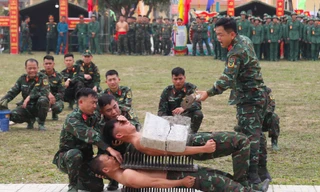 Xem lính đặc nhiệm dùng răng kéo ô tô, nằm trên bàn chông phá đá