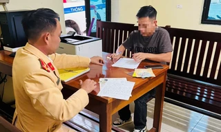 Mới nhất vụ tài xế vừa chở khách vừa 2 tay cầm 2 điện thoại