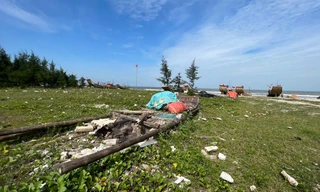 Ngổn ngang ‘nghĩa địa’ bè mảng ở bờ biển Nghệ An