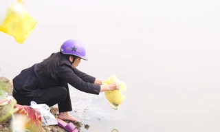 Người dân thả cá chép, thả luôn tro hương, đồ thờ xuống sông