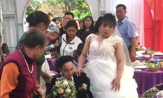 Đám cưới cổ tích của chú rể ‘hạt tiêu’ và cô dâu khiếm khuyết khiến nhiều người xúc động