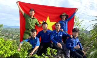 Thượng cờ trên đỉnh núi dịp Quốc khánh 2/9