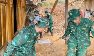Bộ đội, công an giúp dân khắc phục hậu quả lũ quét