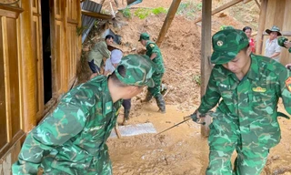 Bộ đội, công an giúp dân khắc phục hậu quả lũ quét