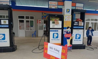 Nhiều cây xăng ở thị trấn Kim Sơn, huyện Quế Phong treo biển hết xăng