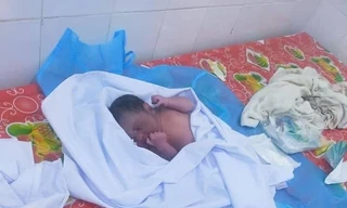 Bé sơ sinh bị bỏ rơi trong thùng carton đặt trước cổng nhà