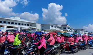 Hàng nghìn lao động đến công ty như đi làm rồi... về