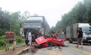 Ô tô con mất lái đâm xe tải, gia đình 4 người thương vong