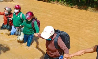 Cô giáo cắm bản kể chuyện 'trèo đèo lội suối' đến trường sau mưa lũ
