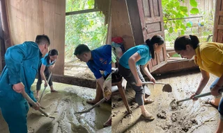 Thầy, cô nơi ‘ốc đảo’ tất bật dọn dẹp trường lớp sau lũ