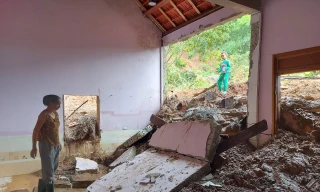 Núi lở làm sập nhà dân ở huyện miền núi Nghệ An