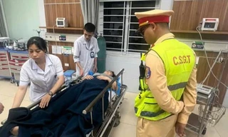 CSGT hỗ trợ đưa người phụ nữ bị chảy máu não đi cấp cứu 