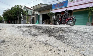 Đường tiền tỉ ở TP Vinh vừa làm xong đã chi chít ổ gà rình rập