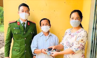 Người cha nghèo bật khóc khi nhận lại tiền đánh rơi