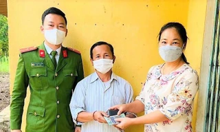 Người cha nghèo bật khóc khi nhận lại tiền đánh rơi