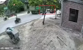 Mở cửa ô tô không quan sát làm phụ nữ đi xe đạp điện phía sau gặp nạn tử vong