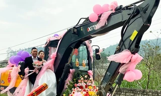 Màn rước dâu bằng máy xúc độc lạ gây bão mạng của chú rể Nghệ An